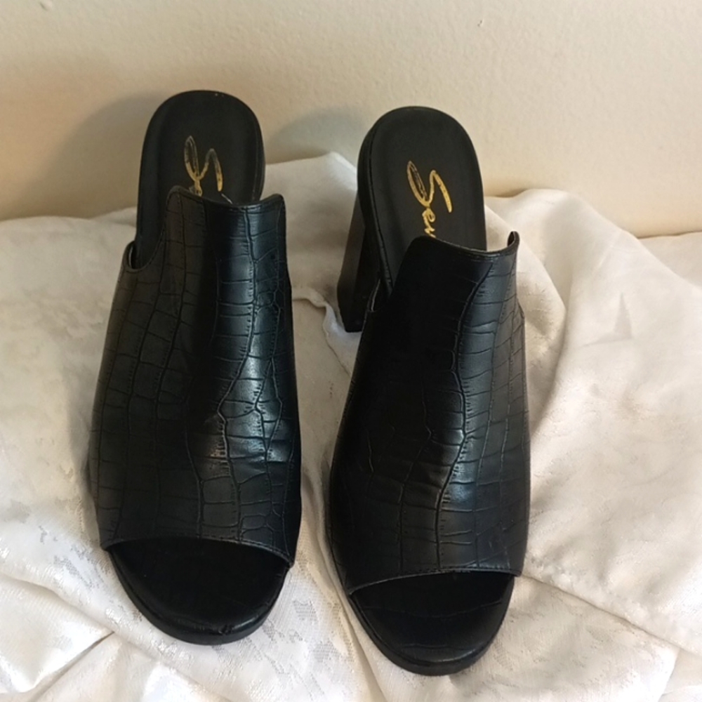 Seven7 black chunk heel size 9.5 peep toe faux alligator